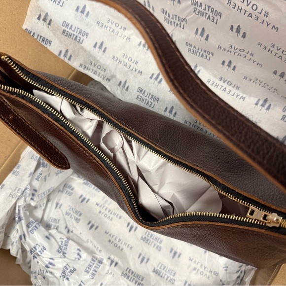 Portland Leather Shoulder Bag in Coldbrew - Picture 9 of 9